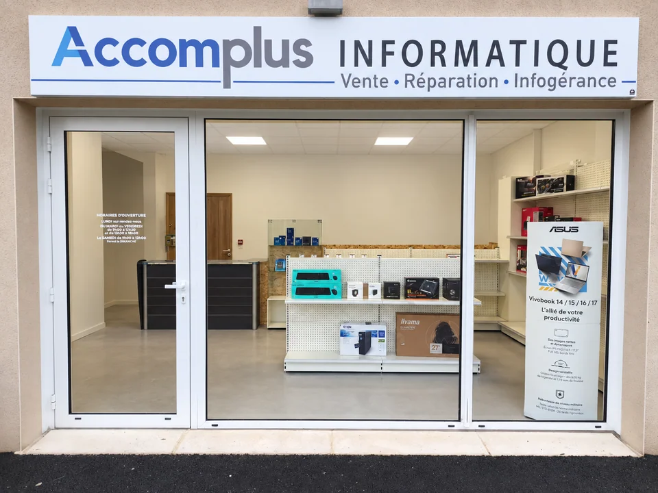 Façade et vitrine de la boutique Accomplus Informatique, 13 route de Rouen à Pont-l’Évêque.