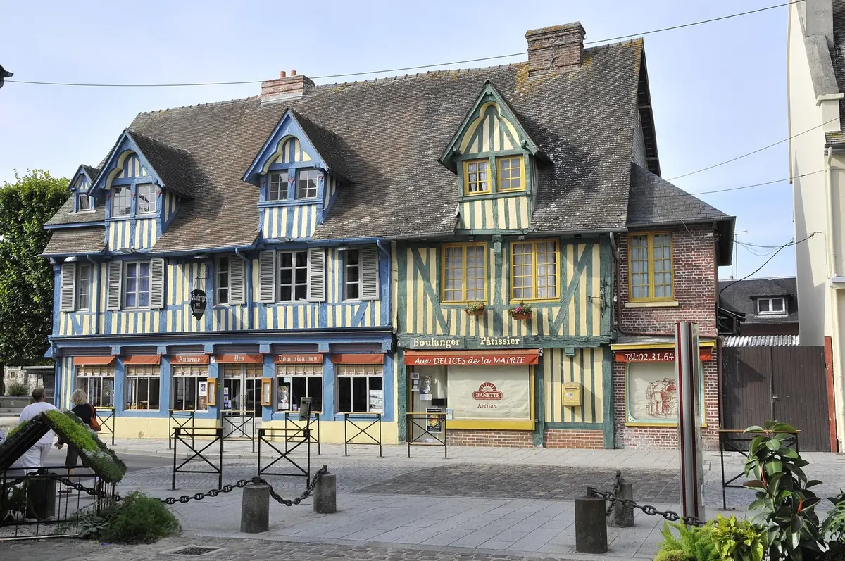 Pont-l'Évêque, où se trouve la boutique Accomplus Informatique